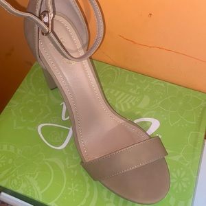 Size 10M, color nude